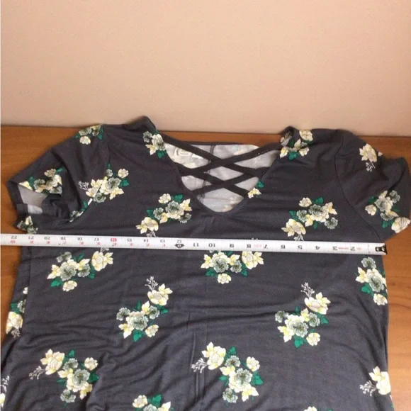 SALE Maurices Blue Relaxed Cut Out‎ Short Sleeve Floral Top Size XL - Picture 5 of 6